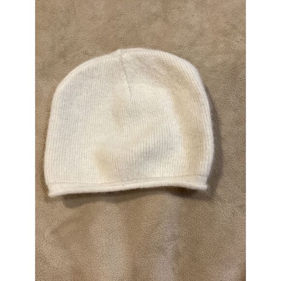 H & M Ivory Beanie Hat, OS, 35% Angora, 30% Acrylic, 25%‎ Lambswool, 10% Nylon - Picture 1 of 5